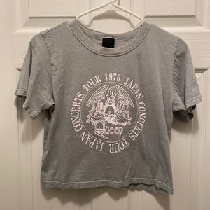 DAY | Queen Band Cropped Tee